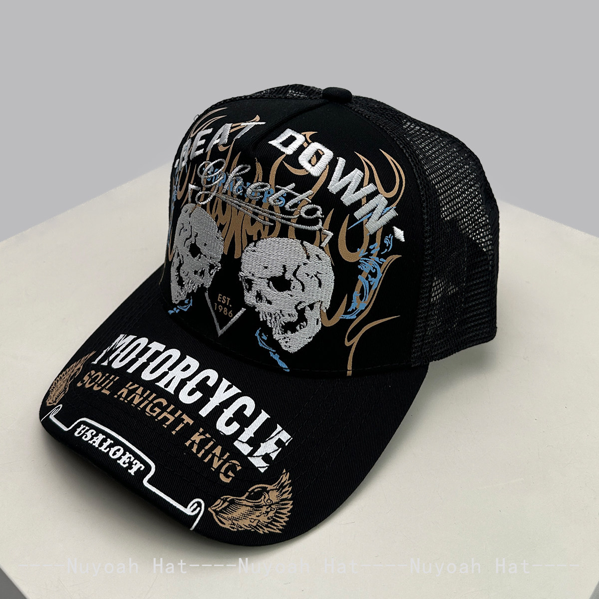 Embroidery Letter - Boné Trucker com Bordado de Chamas